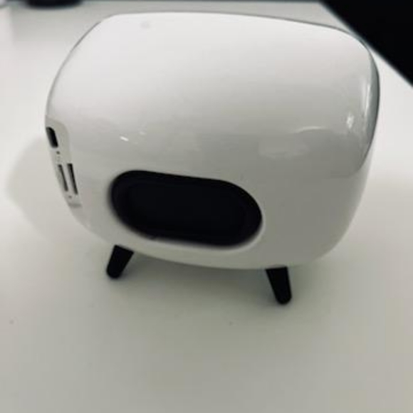 Tiny Bluetooth radio made by crosley - Picture 2 of 2